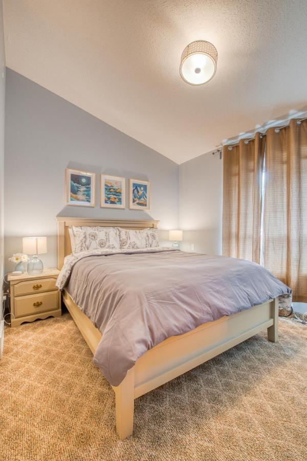 Beautiful Newly Reno 2Bdm 2 Bth Sleep Up To 6 Adults & Kids Mountain View Townhouse Suite แคนมอร์ ภายนอก รูปภาพ