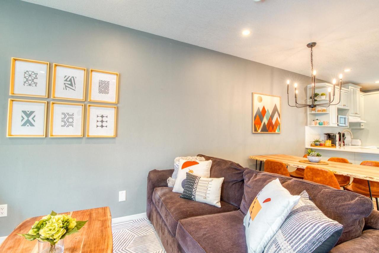 Beautiful Newly Reno 2Bdm 2 Bth Sleep Up To 6 Adults & Kids Mountain View Townhouse Suite แคนมอร์ ภายนอก รูปภาพ