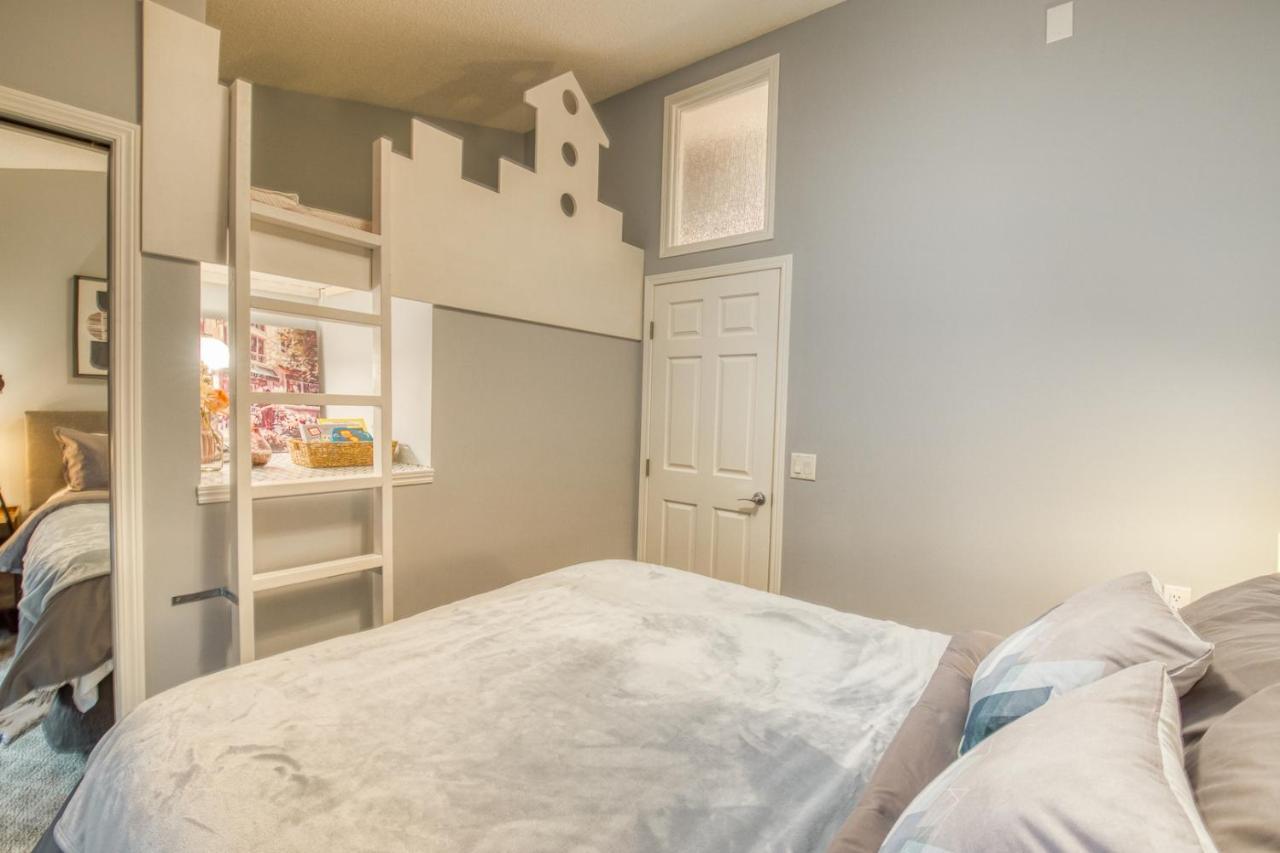 Beautiful Newly Reno 2Bdm 2 Bth Sleep Up To 6 Adults & Kids Mountain View Townhouse Suite แคนมอร์ ภายนอก รูปภาพ