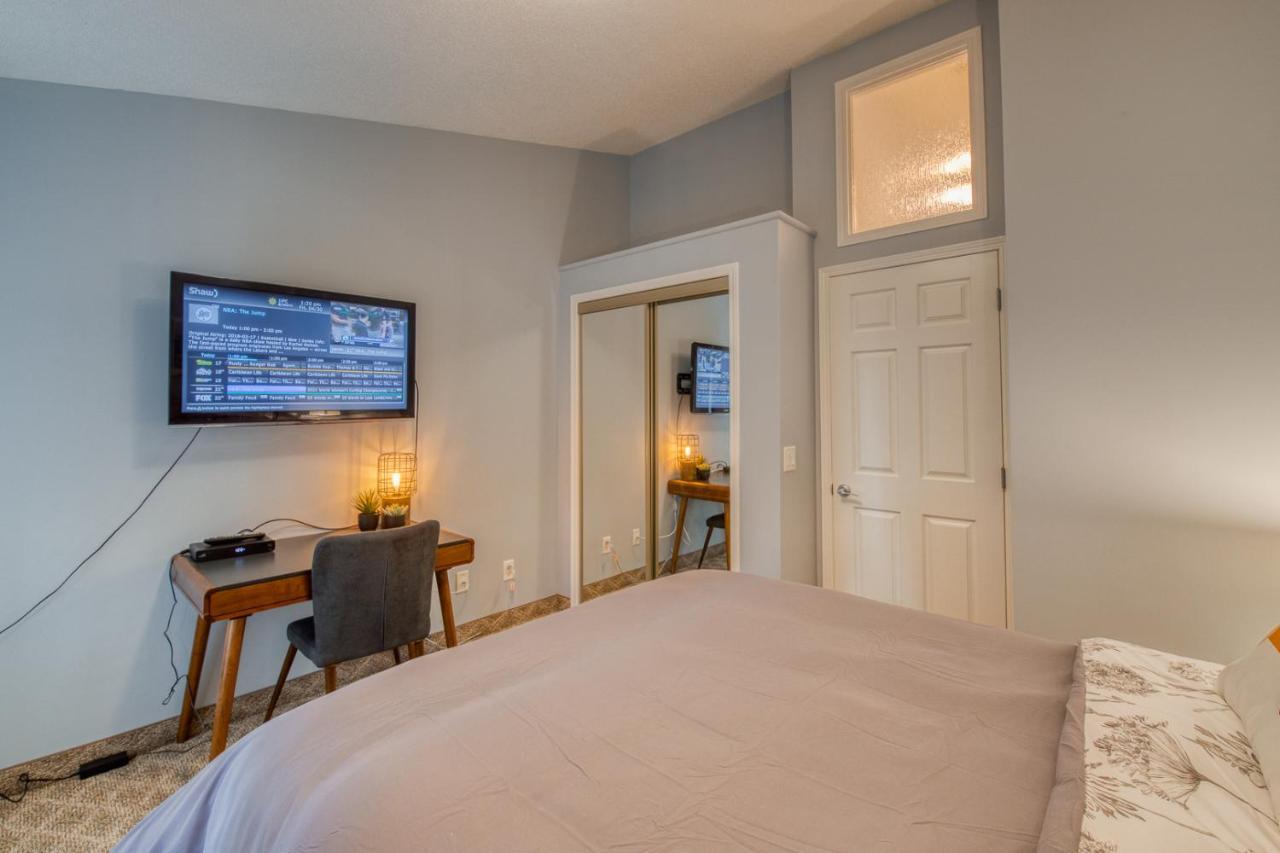 Beautiful Newly Reno 2Bdm 2 Bth Sleep Up To 6 Adults & Kids Mountain View Townhouse Suite แคนมอร์ ภายนอก รูปภาพ