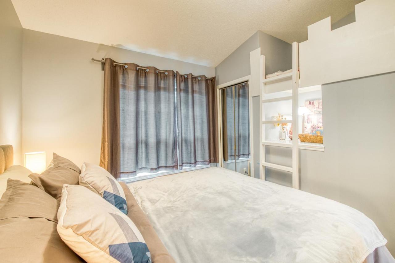 Beautiful Newly Reno 2Bdm 2 Bth Sleep Up To 6 Adults & Kids Mountain View Townhouse Suite แคนมอร์ ภายนอก รูปภาพ